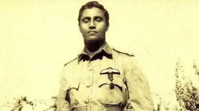 পাইলট হিসাবে তার বীরত্ব ও দক্ষতার জন্য তাকে ‘লিভিং ঈগল’বলে অভিহিত করা হতো। 