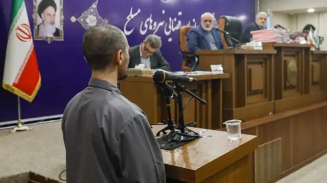 عکس‌هایی از این دادگاه منتشر شده که در هیچ کدامشان، تصویری از چهره متهمان دیده نمی‌شود