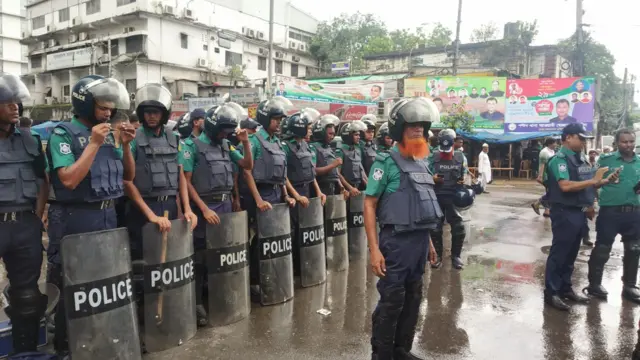 পাল্টাপাল্টি সমাবেশকে কেন্দ্র করে বিপুল পরিমাণ পুলিশ মোতায়েন করা হয়েছে পল্টন, গুলিস্তান, মতিঝিল এলাকায়