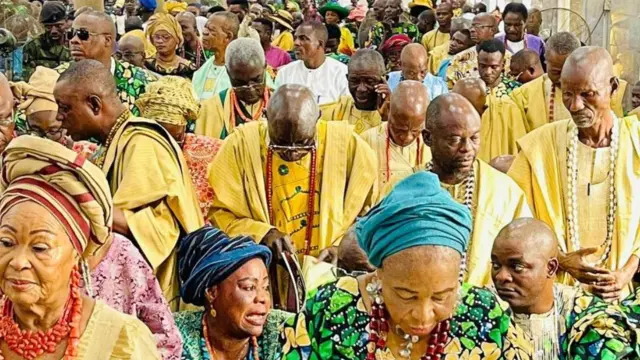 Awọn eeyan ni ṣọọṣi, nibi isinku Ọba Owolabi Olakulehin