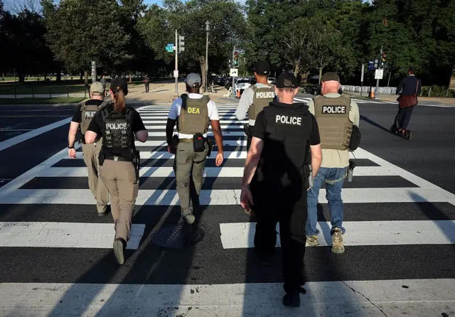 Ulusal Muhafızlar'ın yanı sıra FBI ve federal kolluk güçleri de kentte devriye geziyor.