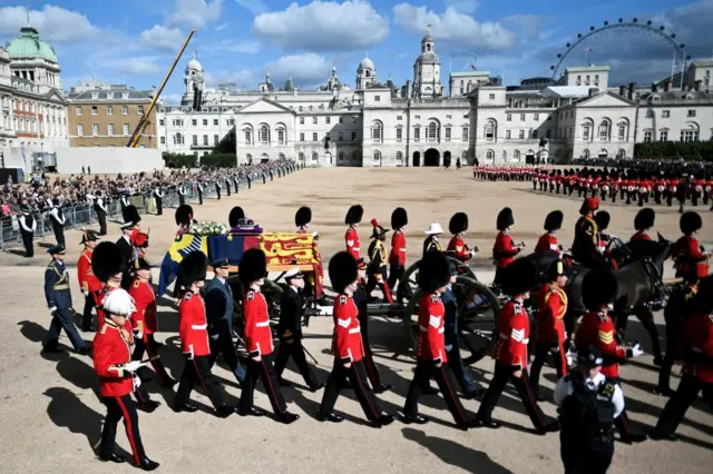 ၃၈ မိနစ် ဝန်းကျင် အချိန်ယူပြီး ပါလီမန်ခန်းမရှိရာ စီတန်းလှည့်လည်