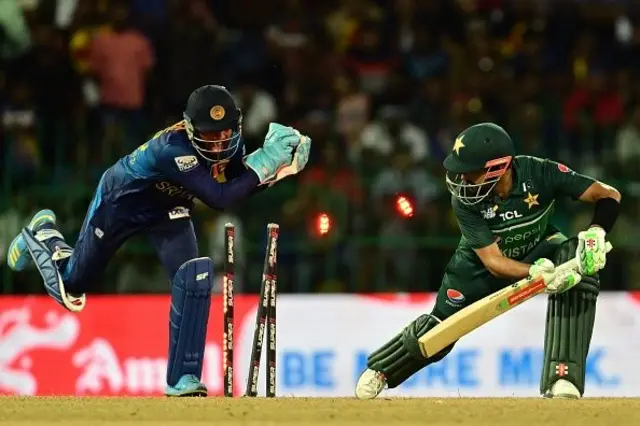 දුනිත් වෙල්ලාලගේ තරගයේ 16 වන පන්දු වාරයේදී පකිස්ථාන නායක බාබර් අසාම් ලකුණු 29 කට දවා ගැනීමට සමත් විය.