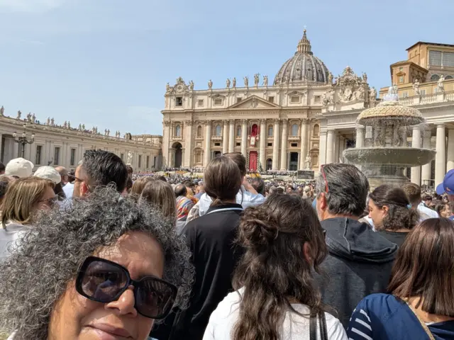 Luz Mely Reyes en la plaza de San Pedro.