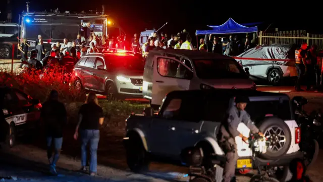 Люди и машины собрались вечером, чтобы использовать все доступные средства для поиска Томер-Йерушалми.