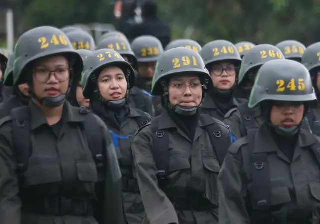 Sekelompok perempuan sedang berbaris dengan seragam militer. Mereka sedang mengikuti diklat TNI dalam program Presidential Future Leaders Program (PFLP) BUMN 2026.