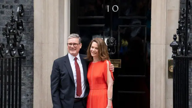 புதிய பிரதமர் கியர் ஸ்டாமர் மற்றும் அவரது மனைவி விக்டோரியா.