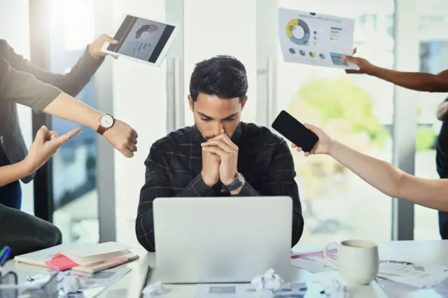 अचानक नोकरी गेल्यास काय करावं? इमर्जन्सी फंड काय असतो?