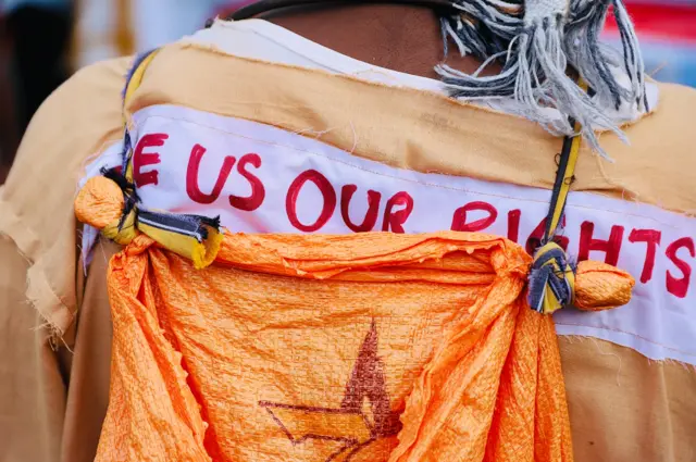 මලෙයියහ දෙමළ අනන්‍යතාවය සහිතව තමන්ව හඳුන්වන්නැයි, කරන ලද ඉල්ලීම වතු කම්කරු ජනතාවගේ ප්‍රධානතම ඉල්ලීමක් වුවද ඉන්දියානු හිතවාදී ප්‍රභූන් ඇතුළු දේශපාලකයන් ඉන්දියානු සම්භවයක් සහිත දෙමළ ජනයා ලෙස හැඳින්වීමට උත්සාහ දරන බව පියතුමා කියා සිටියේය.