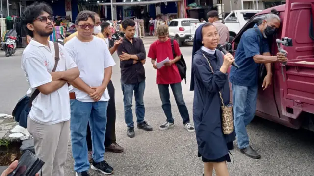 Suster Laurentina dari JPIC Divina Prudentia melakukan orasi di depan Mapolda NTT.