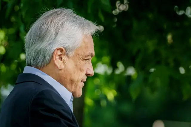 Retrato de Sebastián Piñera en un jardín, luego de dar un discurso en 2021