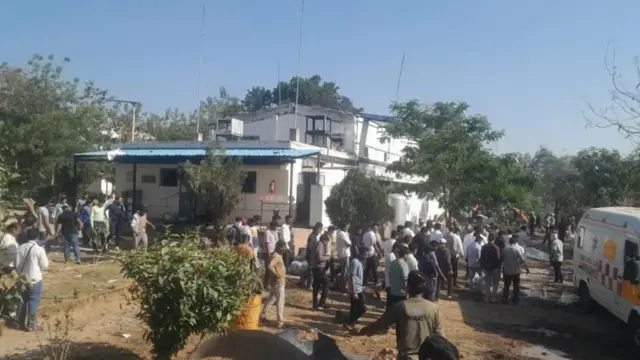 रविवारी सकाळच्या शिफ्टमध्ये अनेक महिला काम करत असताना हा स्फोट झाला.