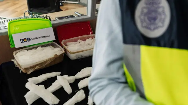 La policía muestra varios kilos de metanfetamina incautada en Europa