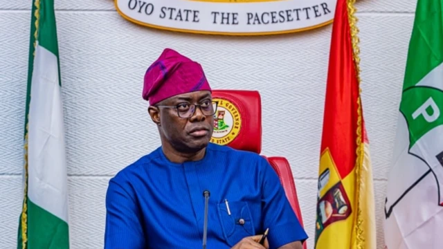 Gomina Seyi Makinde ipinlẹ Oyo wọ aṣọ buba alawọ buluu pẹlu fila pupa