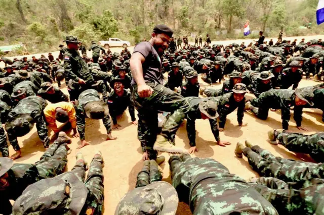 ডেপুটি কমান্ডার মাউই ফো থাইকে প্রশিক্ষণ দিচ্ছেন তরুণদের। 