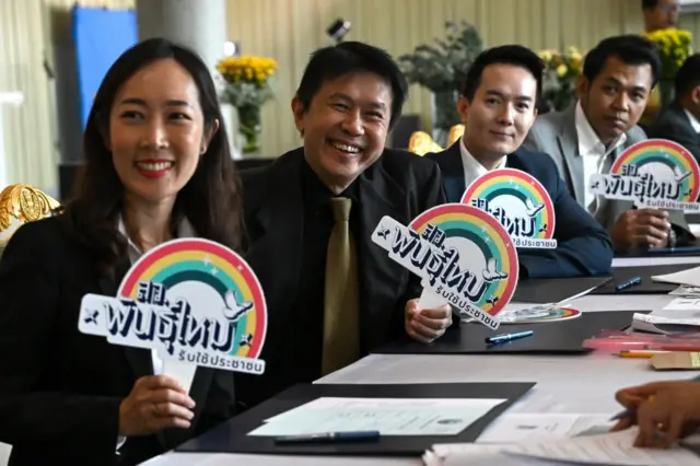 มณีรัฐ (คนแรก) มักพูดคุยกับเพื่อน สว. กลุ่มเล็ก ๆ เพื่อแลกเปลี่ยนข้อมูลข่าวสารให้เท่าทันกลเกมการเมือง โดยเชื่อว่าหากยึดมั่นอุดมการณ์ที่มี ในสิ่งที่ทำ ก็น่าจะเอาตัวรอดได้