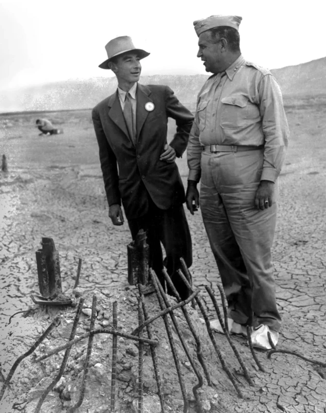 Roobart Oppanhayimar fi Jenaraal Leeslii Giruuvis iddoo shaakalliin boombii Tiriinitii itti gaggeeffametti haftee sibiilaa wayita sakatta'an