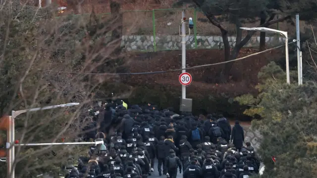 दक्षिण कोरियाको राष्ट्रपति कार्यालयमा अनुसन्धानकर्ता र प्रहरीहरू