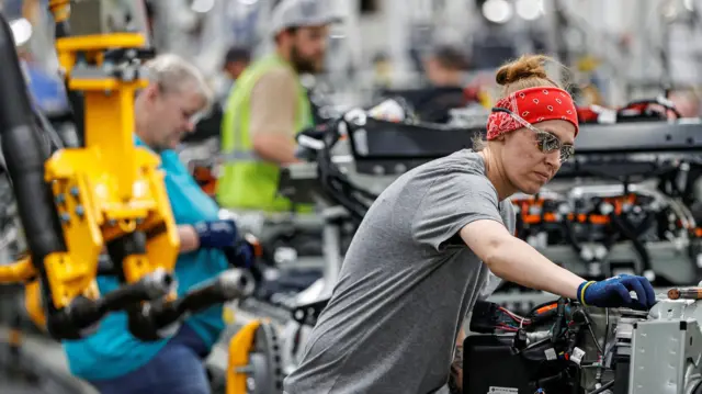 Работница сборочной линии завода электромобилей в Иллинойсе