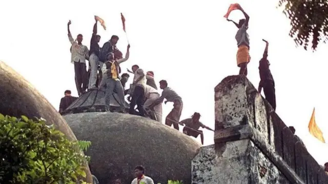 डिसेंबर 1992 च्या बाबरी मशीद पाडण्यात आली.