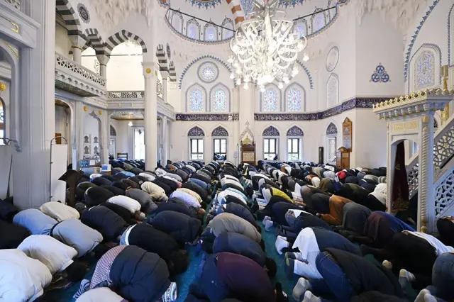 Muslim di Jepang berdoa selama Idul Fitri menandai akhir puasa selama sebulan Ramadhan yang penuh sukacita di Masjid Tokyo pada pagi hari tanggal 20 Maret 2026, di Tokyo, Jepang
