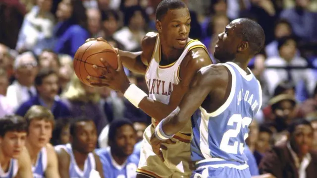 لن بایس مقابل مایکل جردن در بازی دو تیم مریلند و کارولینای شمالی 