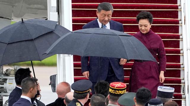 Си с женой в аэропорту встречали мелкий дождь и молодой французский премьер-министр Габриэль Атталь