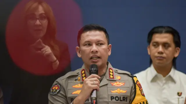 Kabid Humas Polda Metro Jaya Kombes Budi Hermanto (tengah) memberikan keterangan pada konferensi pers mengenai penemuan dua kerangka mayat di gedung ACC Kwitang, Rumah Sakit Polri, Jakarta Timur, Jumat (7/11/2025).