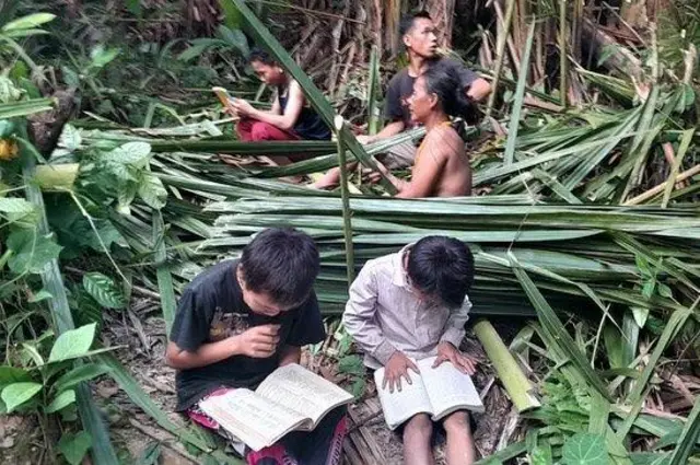 Anak-anak mempelajari adat dan budaya Mentawai