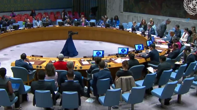 Bintou Keita (wambaye ishati itukura) yicaye mu cyumba kirimo kuberamo inama y'akanama k'umutekano ka ONU, i New York muri Amerika, ku itariki ya 30 Nzeri (9) mu mwaka wa 2024