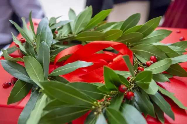 ተማሪዎች ሲመረቁ ጭንቅላታቸው ላይ የሚያደርጉት የወይራ ቅጠል አክሊል