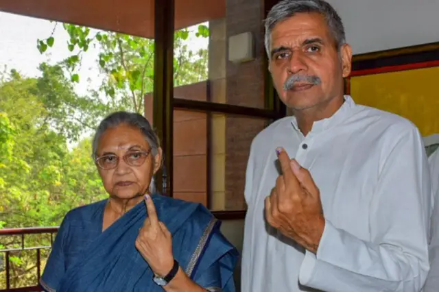 संदीप दीक्षित अपनी मां शीला दीक्षित के साथ (फ़ाइल तस्वीर) 