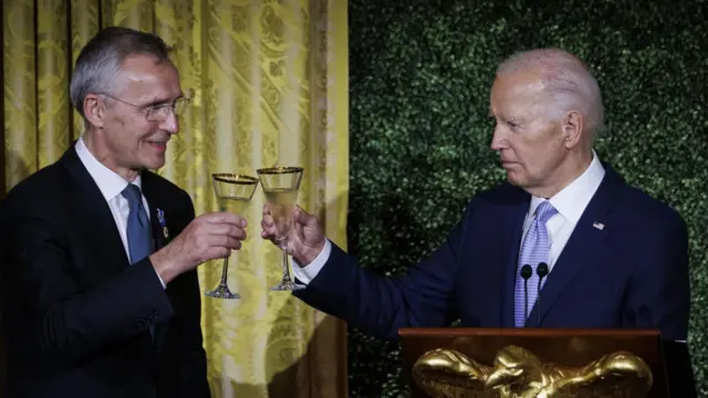 北大西洋条約機構（NATO）のイエンス・ストルテンベルグ事務局長とバイデン大統領（10日、ワシントン）