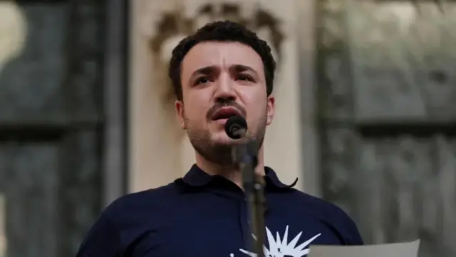 Plyajdagi etuk ayollarning fotosuratlari