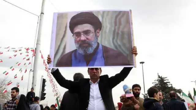 মোজতবা খামেনি বেশিরভাগ সময়েই নিজেকে আড়ালে রেখে আসছিলেন