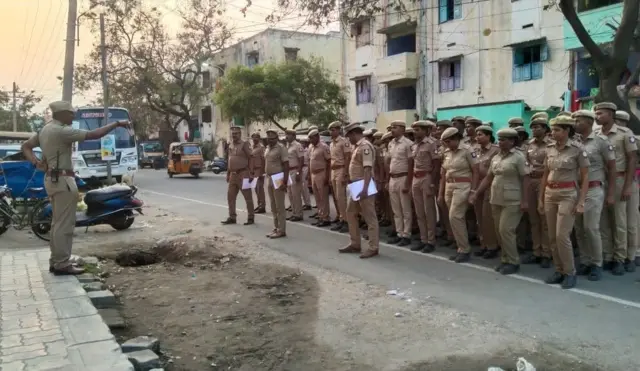 செல்வபுரம் வீட்டு வசதி வாரியக் குடியிருப்பு பகுதியில் சோதனையில் ஈடுபட்ட போலிசார்