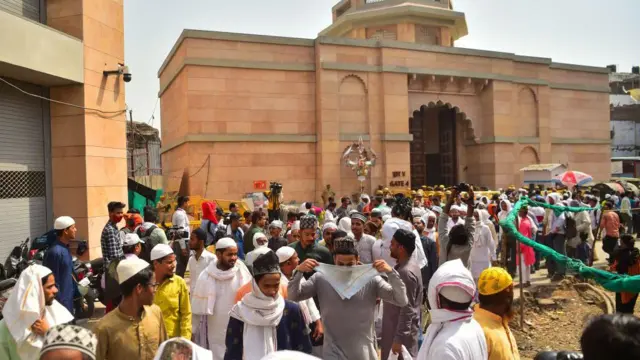 নামাজ পড়ার জন্য জ্ঞানবাপী মসজিদের সামনে জড়ো হয়েছেন মুসল্লিরা