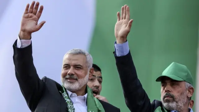 یحیی سنوار (راست) در کنار اسماعیل هنیه که هفته گذشته در تهران هدف حمله قرار گرفت و کشته شد