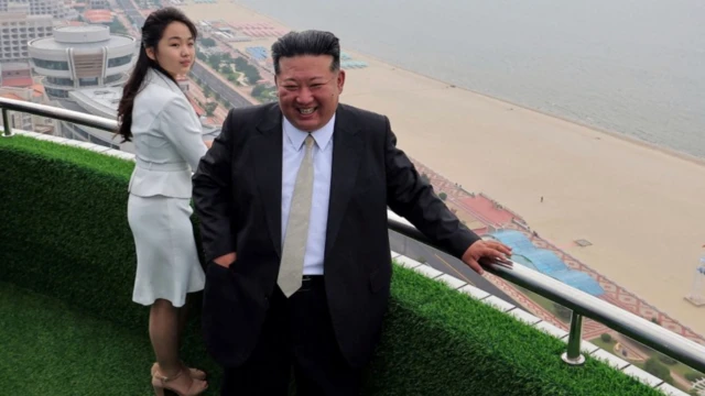 Kuzey Kore lideri Kim Jong Un ve kızı Kim Ju Ae, 24 Haziran 2025'te Kuzey Kore'nin Wonsan kentindeki Wonsan Sahil Turizm Bölgesi'nin tamamlanmasını kutlamak için düzenlenen tören sırasında sahile bakan bir balkondalar.