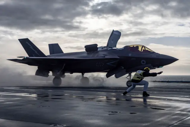 Истребитель F-35B Lightning на палубе авианосца Королевских ВМС HMS Prince of Wales перед началом учений НАТО в 2024 году