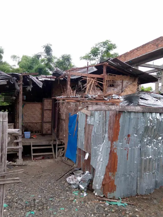 လူမှုကွန်ယက်စာမျက်နှာတွေပေါ်မှာဖော်ပြနေကြတဲ့ ဇူလိုင် ၁၃ ရက်ညပိုင်းက လက်နက်ကြီးကျရောက်ခဲ့တဲ့ နေအိမ်မြင်ကွင်း။
