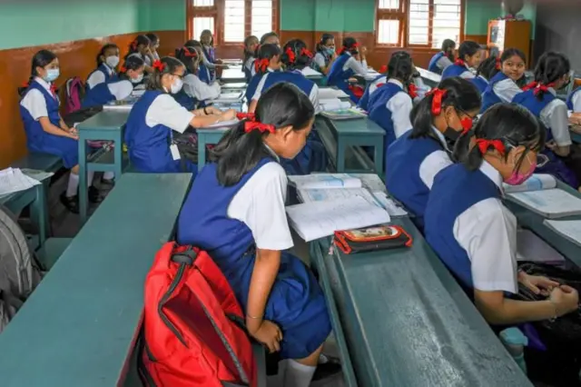 NCERT ने शालेय स्तरावर मातृभाषेतून शिक्षण देण्याची तयारी केली आहे.