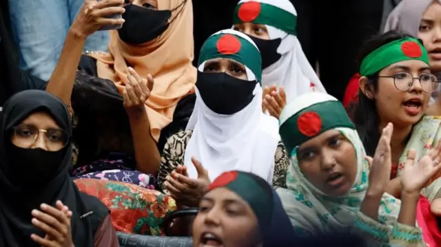 বিক্ষোভে নারী