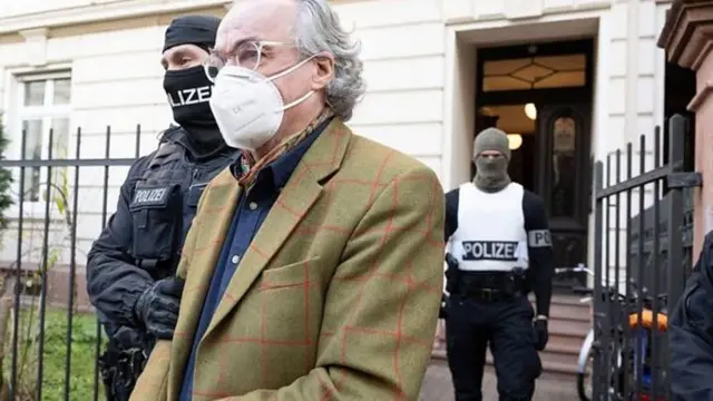 در میان ۲۵ نفر بازداشت شده، اشراف‌زاده گمنامی به نام هاینریش سیزدهم بود