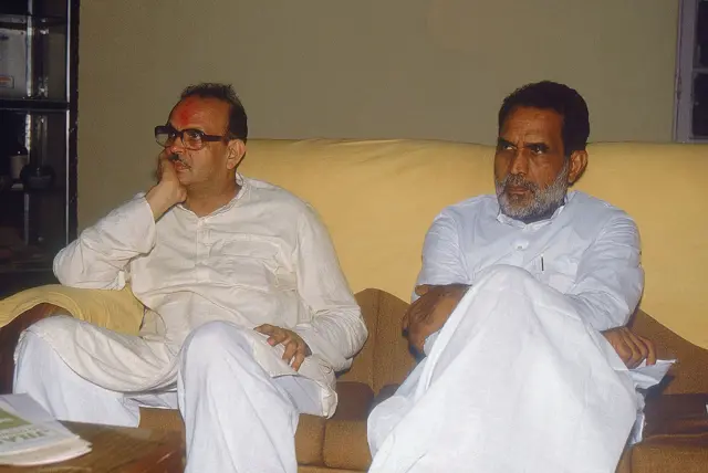 विश्वनाथ प्रताप सिंह बाएं, चंद्रशेखर