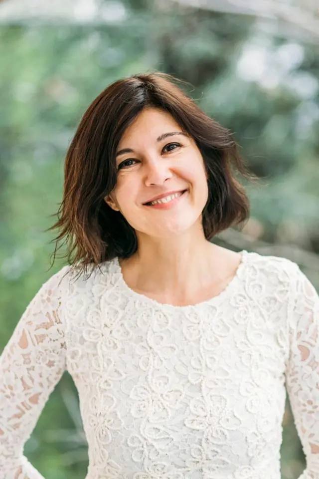 Жінка у білій сукні з чорним волоссям