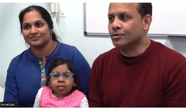 أديتي مع والدتها ووالدها