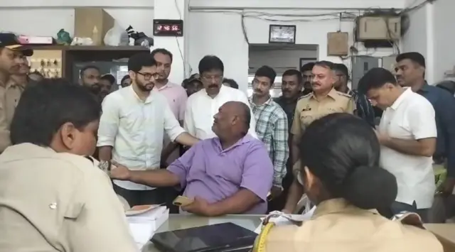 वरळीचे आमदार आदित्य ठाकरे यांनी पोलीस स्टेशनमध्ये प्रदीप नाखवा यांची भेट घेतली.