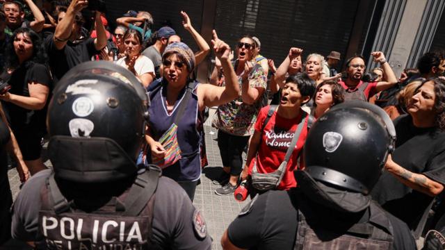 Foto colorida mostra policiaiscasa da dona bet365frente a manifestantes