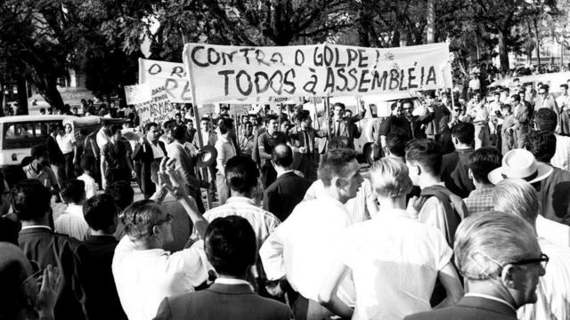Manifestação popular durante a Campanha da Legalidade liderada por Leonel Brizola em 1961
